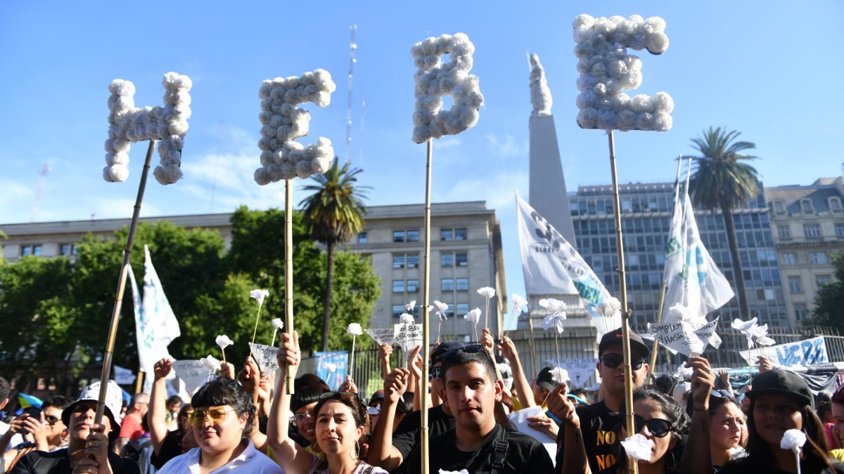 Argentina le da el ultimo adios a Hebe de Bonafini, presidenta de Madres de Plaza de Mayo : Noticias de