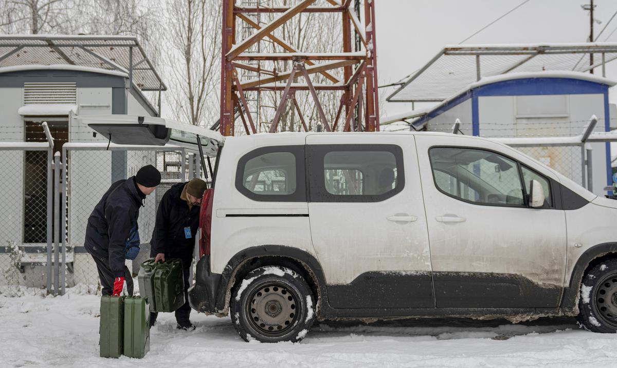 Ingenieros ucranianos trabajan sin cesar para mantener funcionando la red de celular en el pais : Noticias de