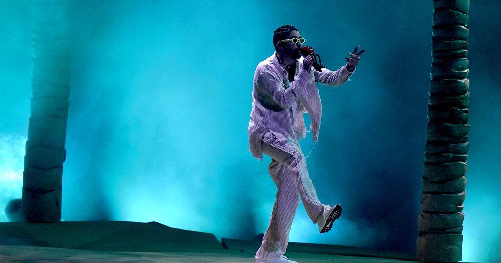 VÍDEOS: Bad Bunny se cae dos veces en uno de sus conciertos en Guatemala : Entretenimiento de Puerto Rico
