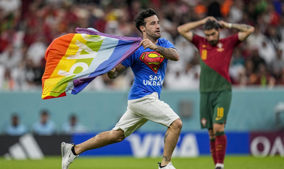 Fanatico con una bandera arcoiris y una camiseta de Superman con la frase “Salven a Ucrania” irrumpe en el partido entre Portugal y Uruguay : Deportes de Puerto Rico