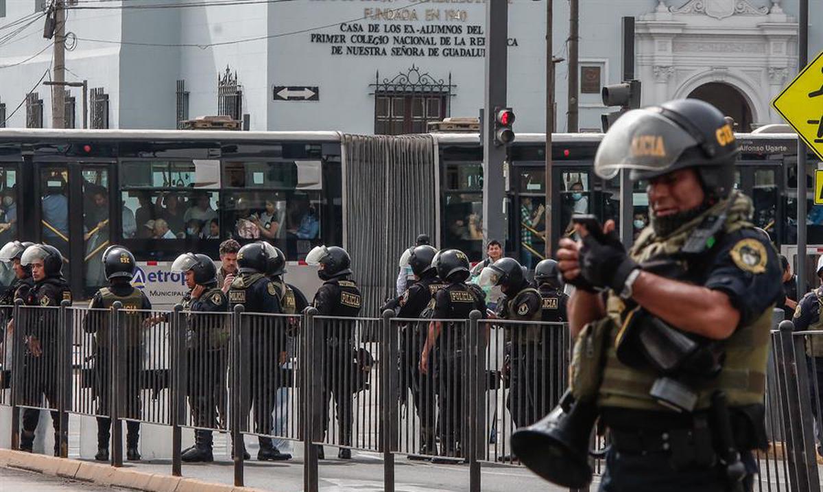 La Policia de Peru detiene al destituido presidente Pedro Castillo : Noticias de