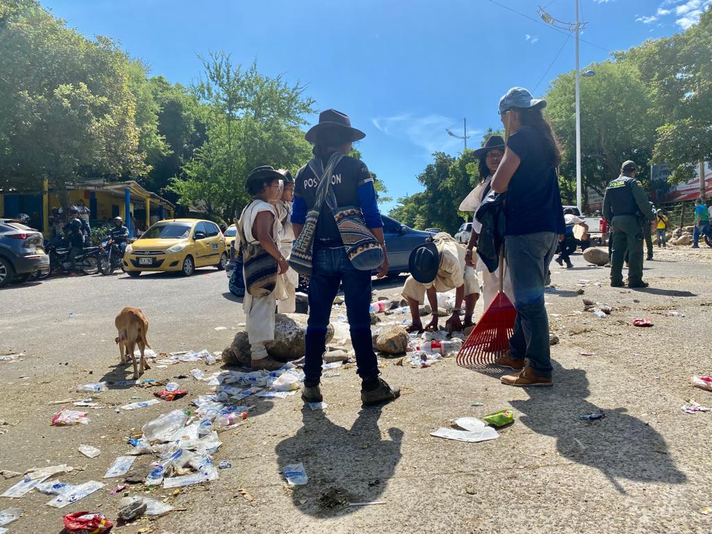 Indigenas habilitan paso en via Valledupar La Guajira tras muerte de niño : Noticias de Colombia