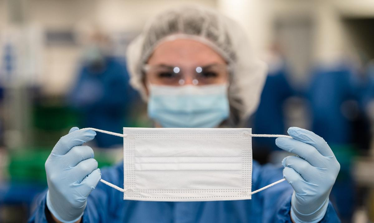 Expertos abogan por el uso de mascarillas ante el alza de COVID-19 e influenza en la isla : Noticias de Puerto Rico