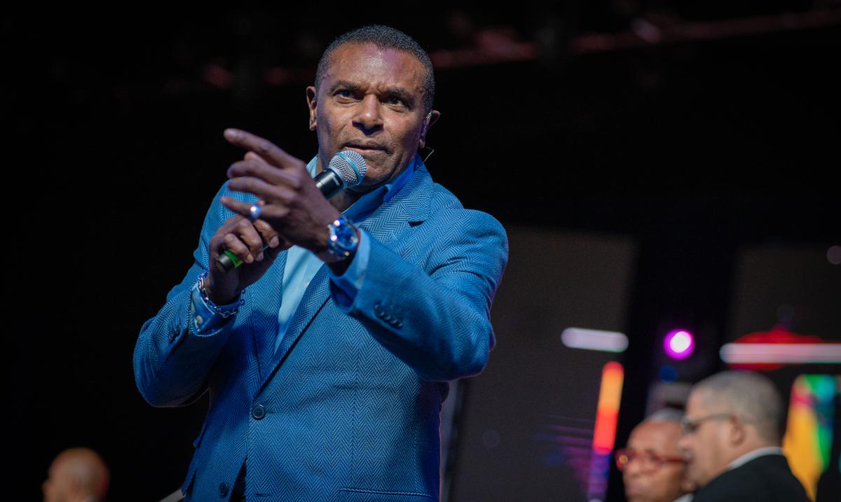 “El Canario” da los toques finales al disco en el que participo Pablo Milanes : Entretenimiento de Puerto Rico