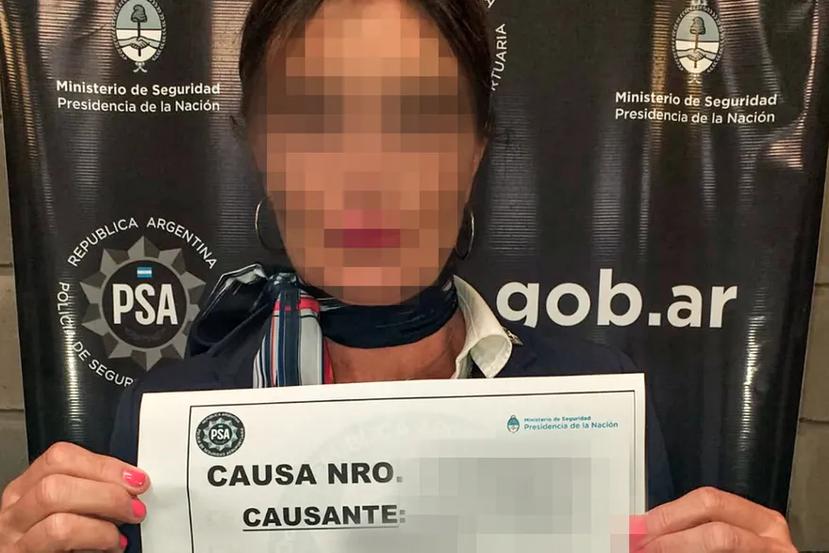 Sorprenden a experimentada azafata de American Airlines con lingotes de oro y joyas : Noticias de