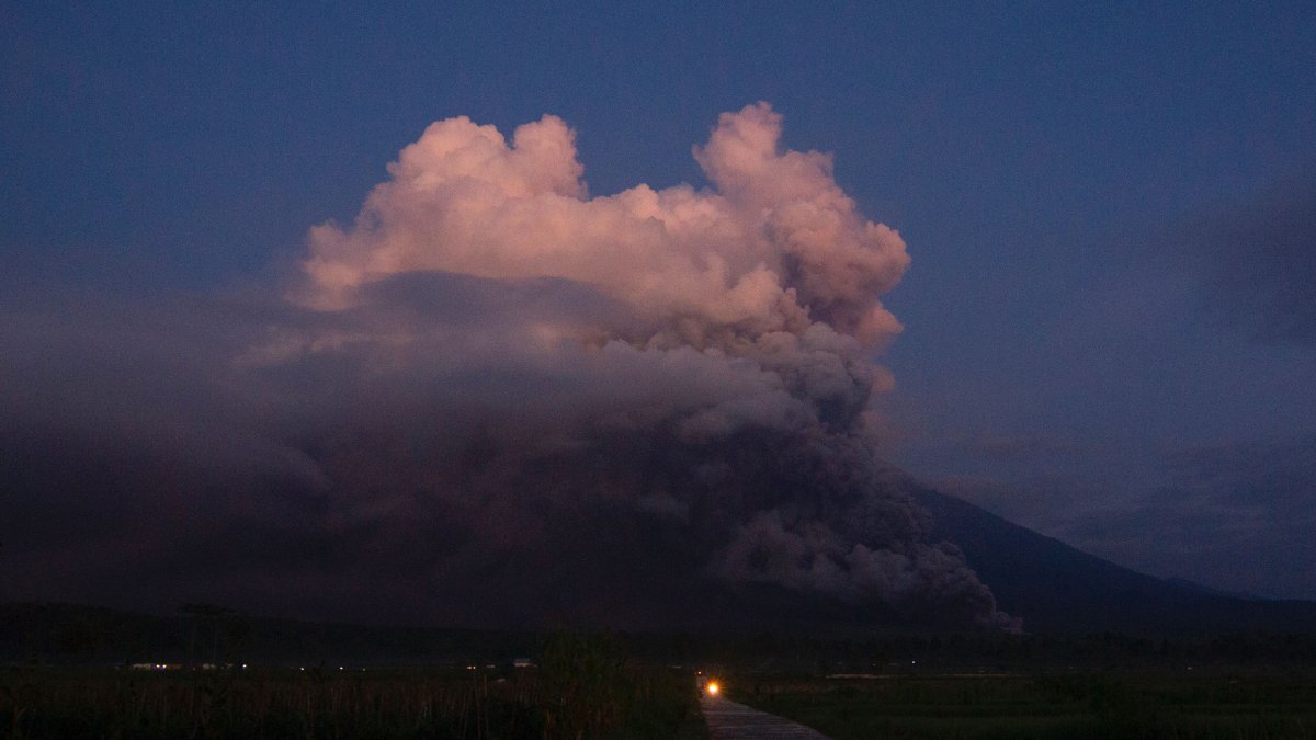El volcan mas alto de Indonesia erupciona y cubre las poblaciones de ceniza : Noticias de