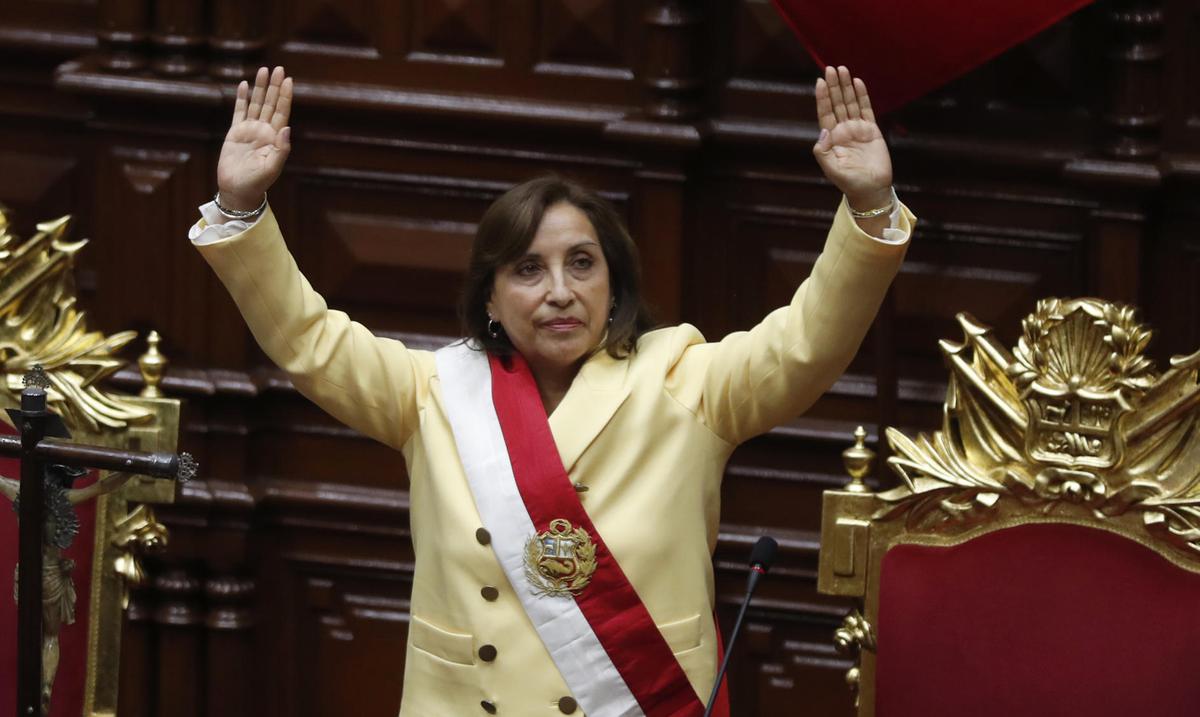 Dina Boluarte juramenta como la primera mujer presidenta en la historia de Peru tras la destitucion de Pedro Castillo : Noticias de