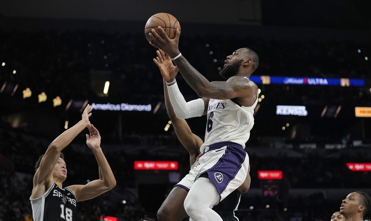 Russell Westbrook sangra y LeBron James brilla con 39 puntos en la victoria de los Lakers : Deportes de Puerto Rico