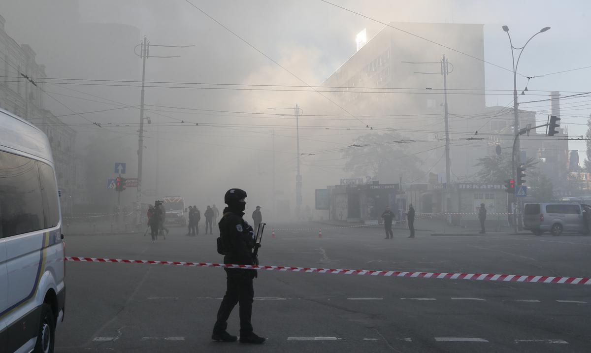 Al menos tres muertos y seis heridos en los nuevos bombardeos rusos sobre Kiev : Noticias de