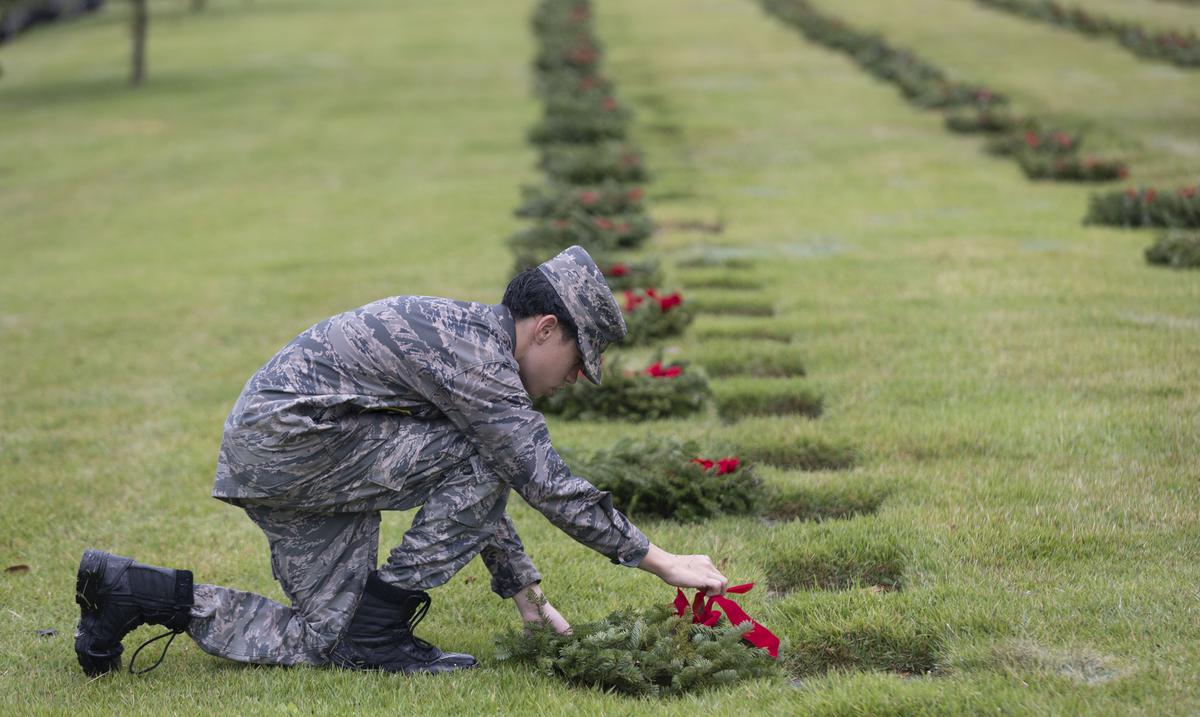 “Siguen con nosotros”: decoran tumbas de veteranos con guirnaldas de Navidad : Noticias de Puerto Rico