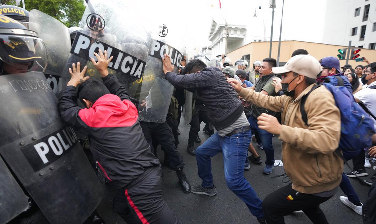 Manifestacion en Peru deja a 16 civiles heridos y un policia retenido : Noticias de