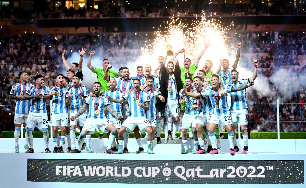 Argentina es campeon del mundo y muchos famosos internacionales se subieron a la Scaloneta para felicitar al equipo : Entretenimiento de Argentina