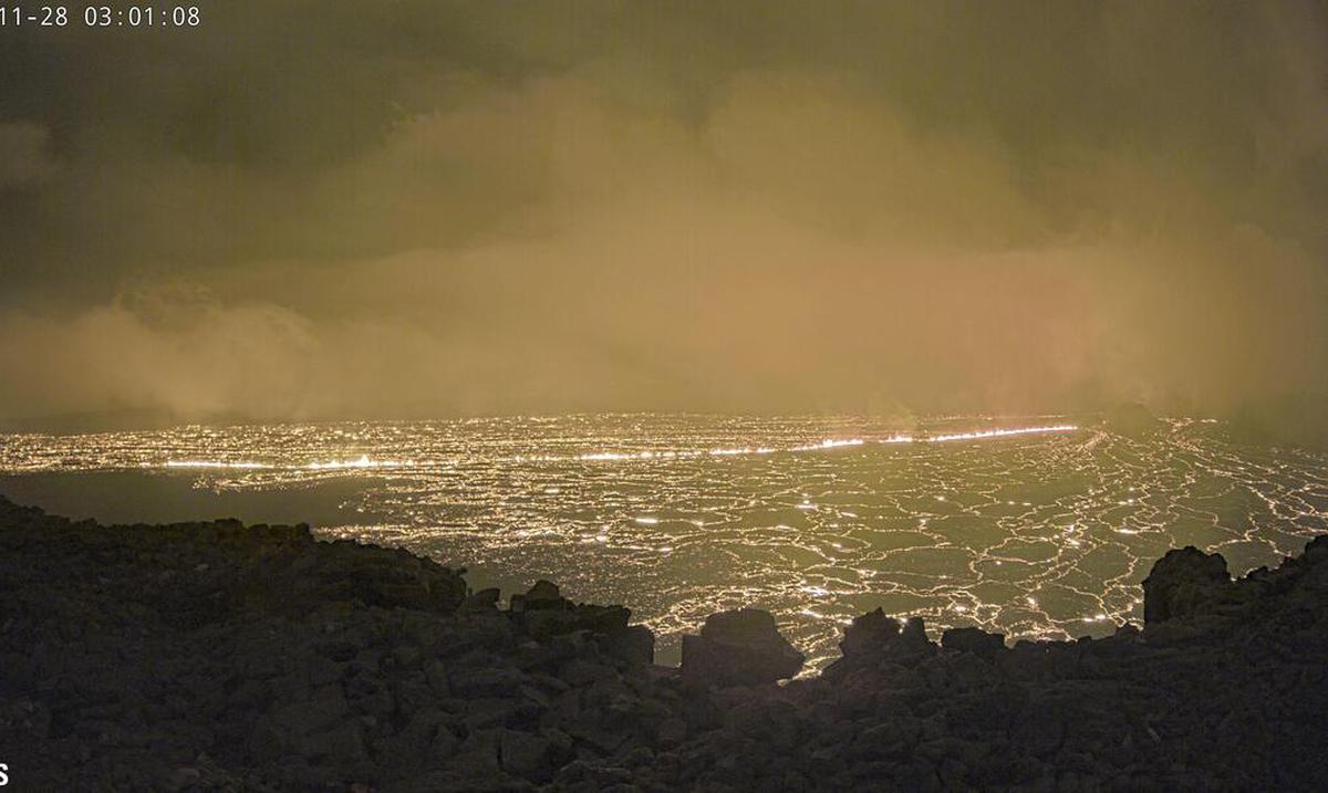 El volcan hawaiano de Mauna Loa entra en erupcion y empieza a expulsar ceniza : Noticias de