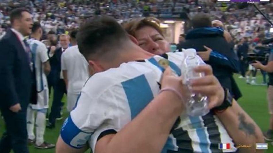 Quien es la mujer con la que Messi se fundio en uno de los abrazos mas emotivos tras la final : Noticias de Argentina