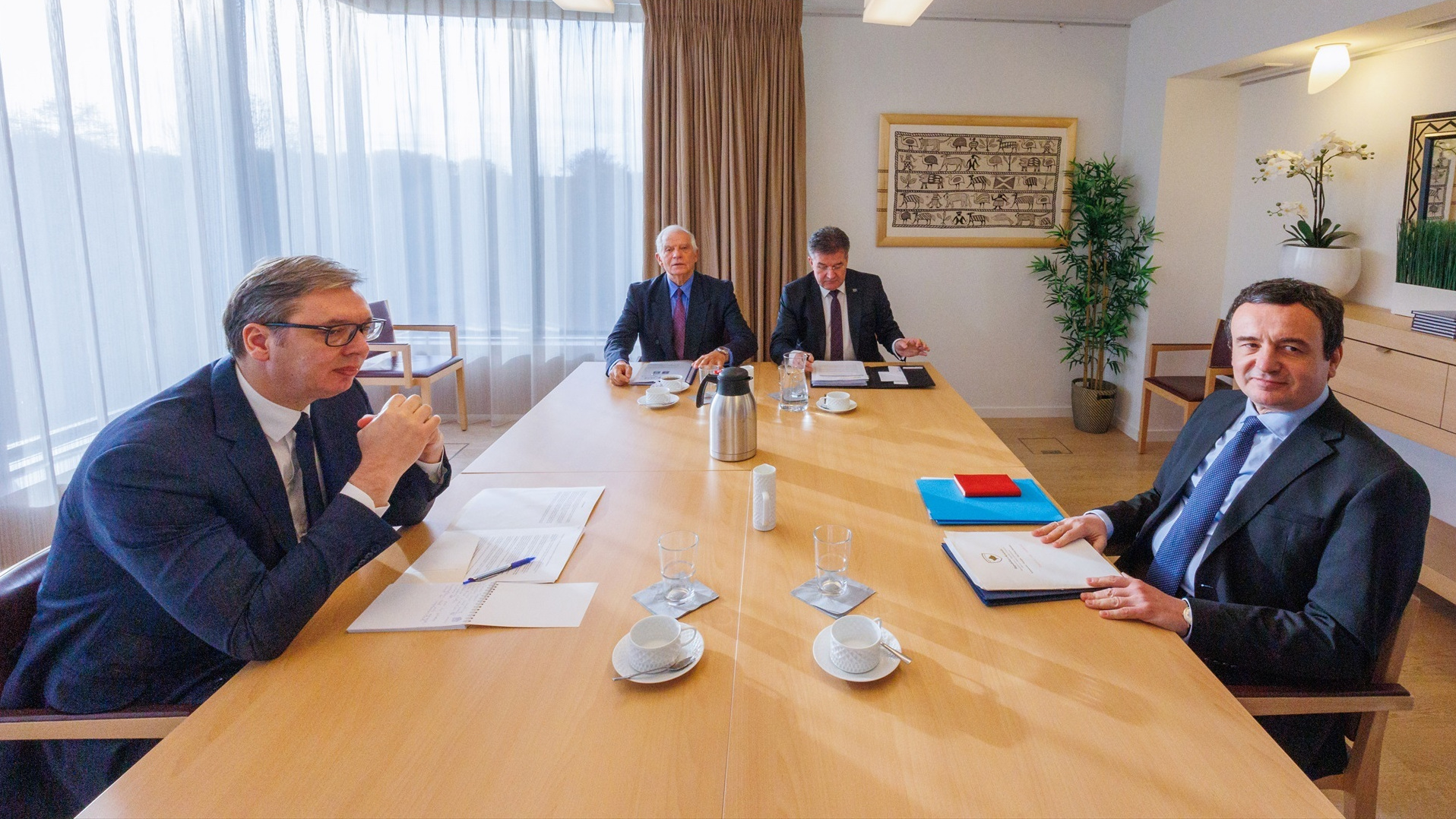 El presidente de Serbia anuncia que pedira a la OTAN el despliegue del Ejercito en Kosovo : Internacional de