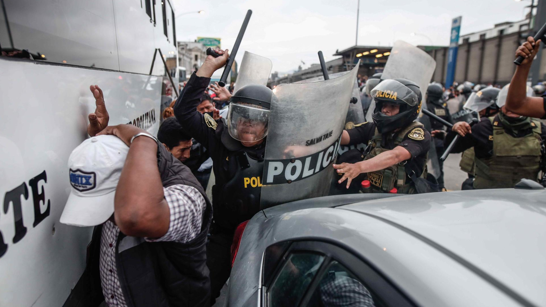 Manifestantes a favor y en contra de Castillo se enfrentan en Lima ante el centro donde esta detenido el expresidente : Internacional de