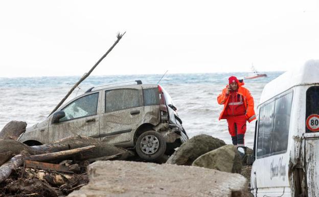 Sube a cinco el balance de fallecidos por el aluvion en Ischia : Internacional de