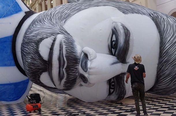 Instalan un Messi inflable gigante en el Obelisco : Deportes de Argentina