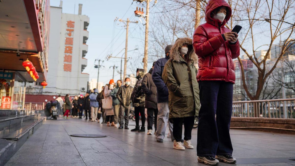 China suaviza las restricciones contra el COVID-19 a medida que aumentan los contagios : Noticias de