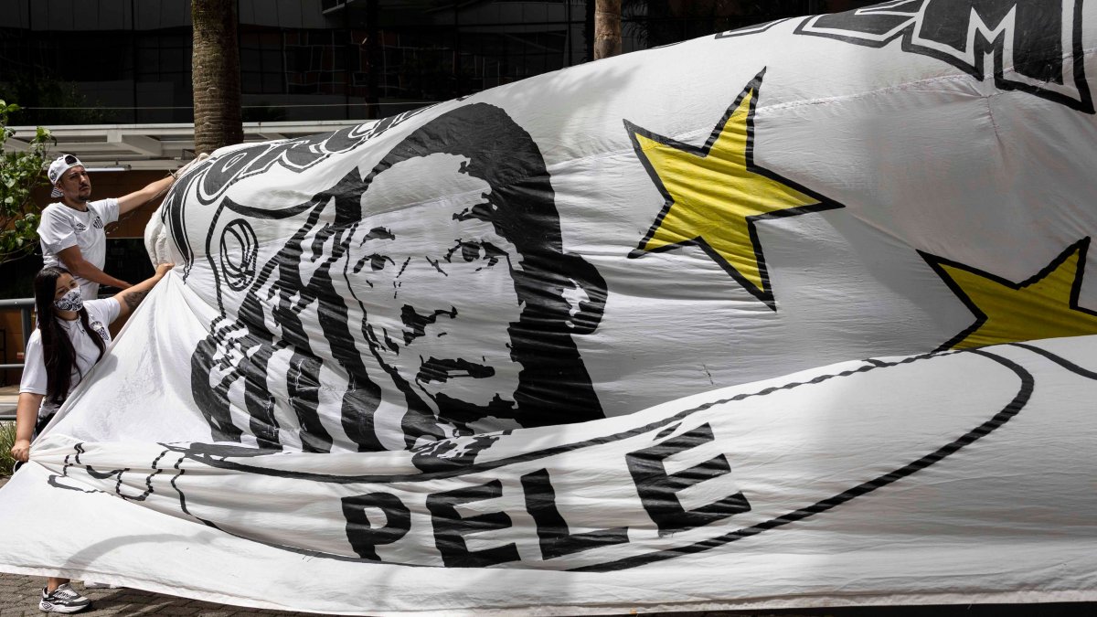 Seguidores brasileños hacen una vigilia a Pele frente al hospital : Deportes de Puerto Rico